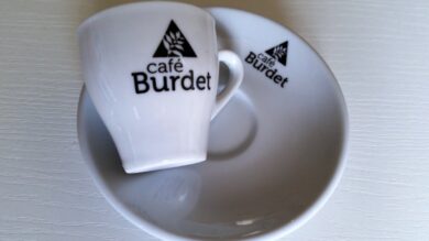 Šálek s podšálkem s logem Café Burdet